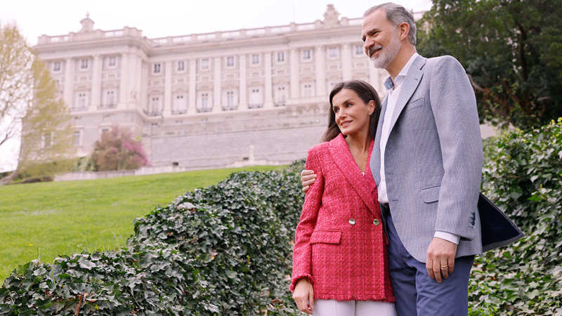 Los Reyes Felipe y Letizia en un posado.