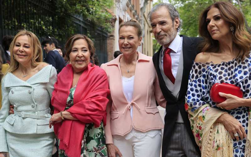 Ana Obregón y sus hermanos en la boda de su sobrino.