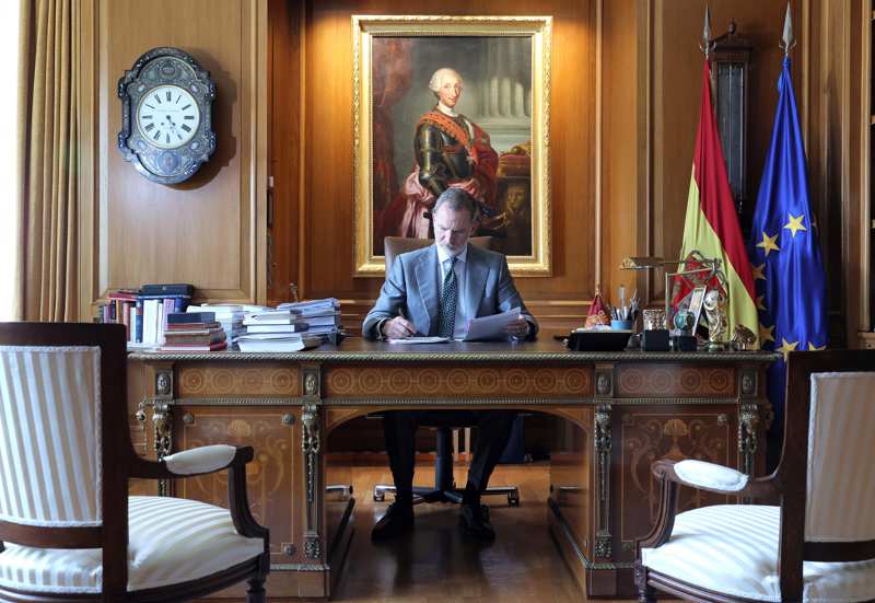 El Rey Felipe tiene una mesa clásica, varios relojes y dos banderas