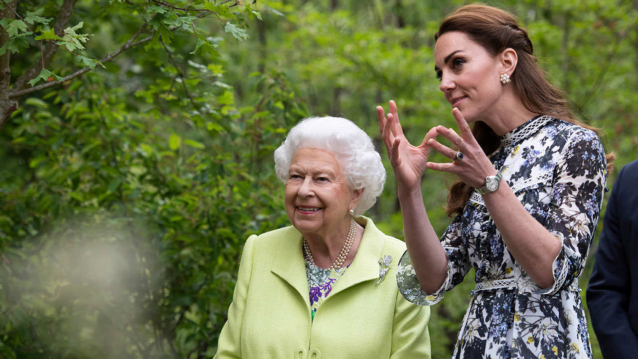 Kate Middleton y la reina Isabel en una foto de archivo.