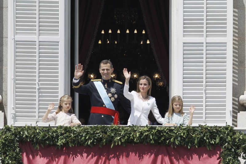 Los Reyes y sus hijas en el balcón del Palacio Real el día de la Proclamación de Felipe VI como Rey de España.