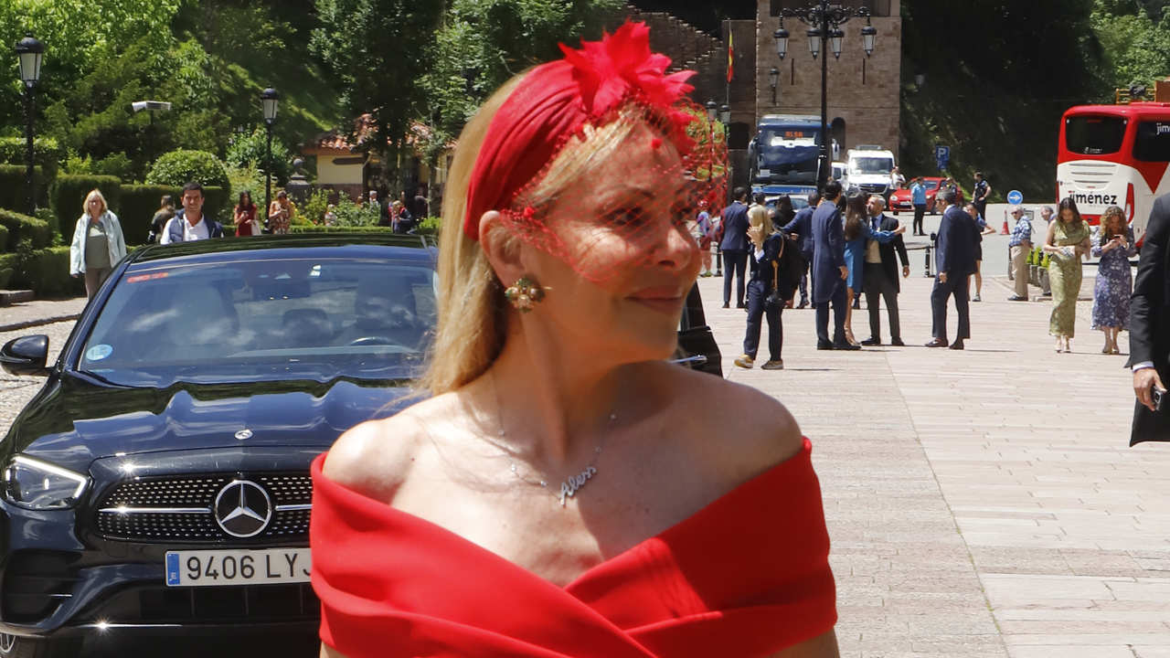 Ana Obregón, arrebatadora, se enfunda en un increíble look de invitada 'todo al rojo' en la boda de su sobrino 