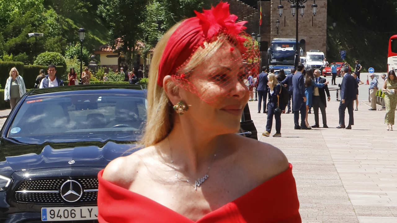 Ana Obregón, arrebatadora, se enfunda en un increíble look de invitada 'todo al rojo' en la boda de su sobrino 