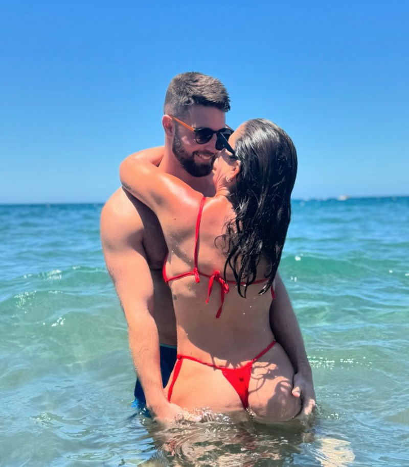 Anabel Pantoja junto a David Rodríguez en la playa