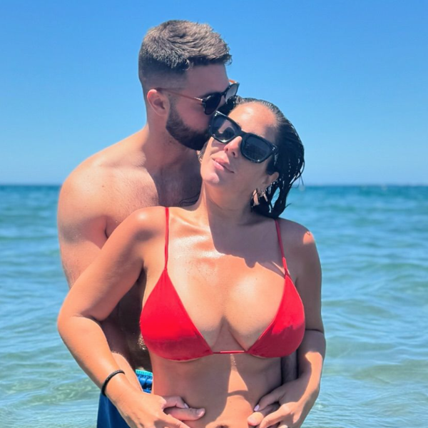 Anabel Pantoja posa con David Rodríguez en la playa