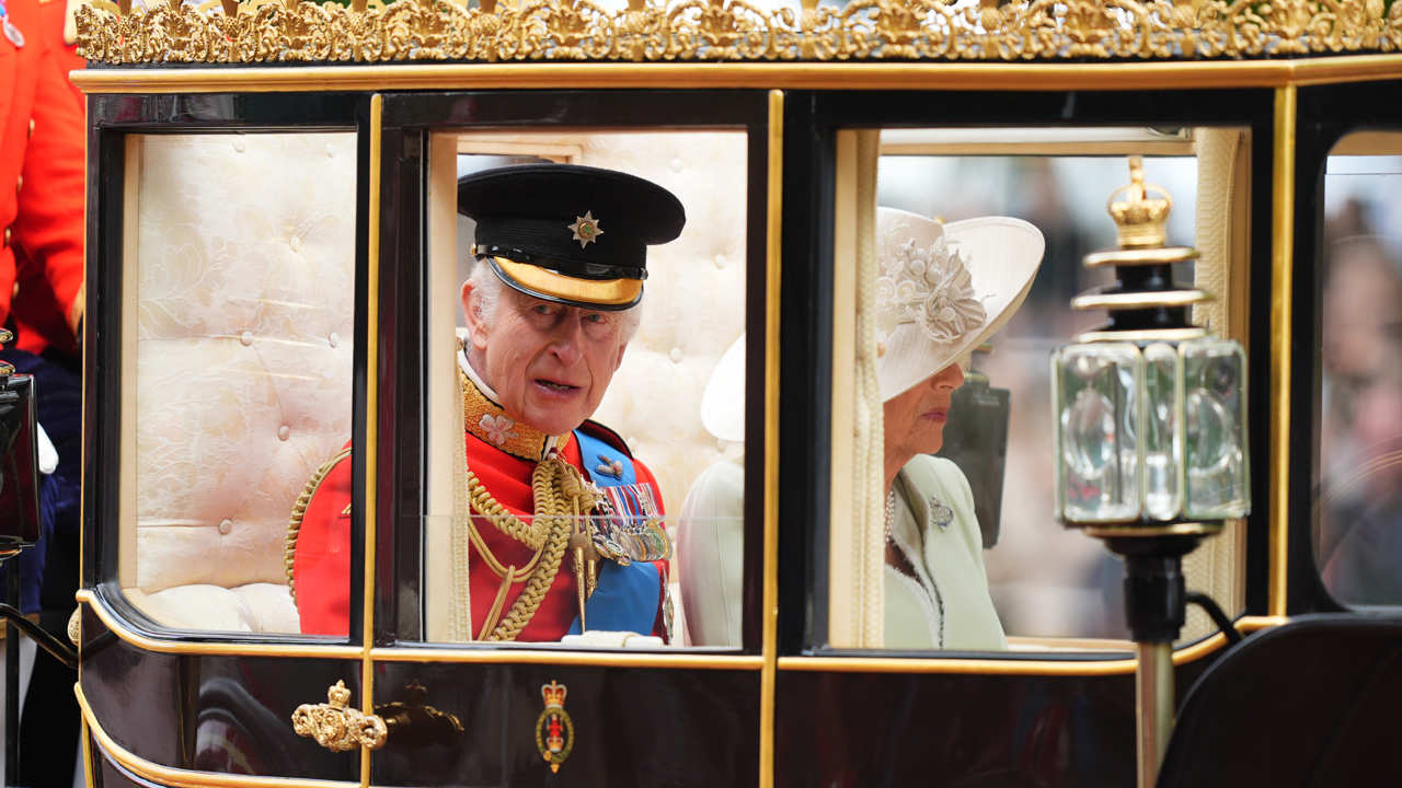 El Rey Carlos III, muy emocionado en el Trooping the Colour, ignora por completo la ausencia de su hijo Harry