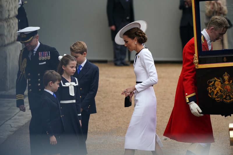 Kate Middleton bajando del carruaje. 