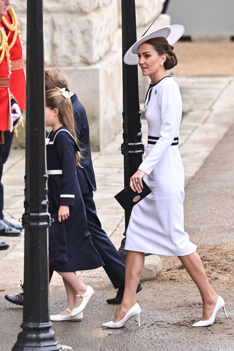Kate Middleton elige un vestido blanco para su reaparición. 