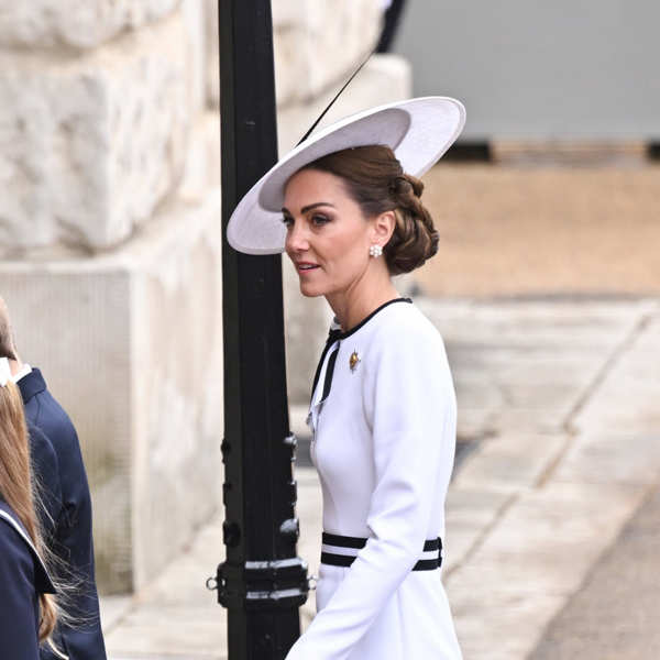 Kate Middleton elige un vestido blanco para su reaparición. 