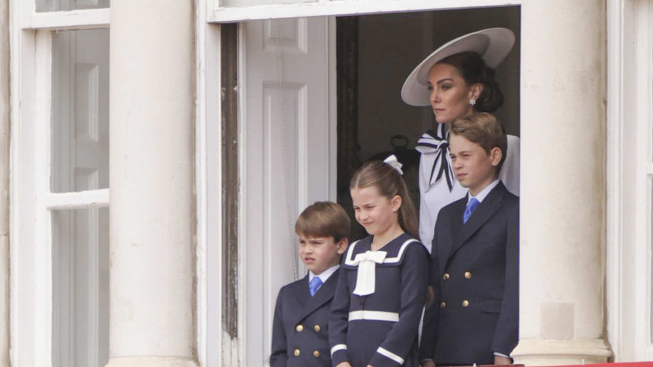 Kate Middleton junto a sus tres hijos. 