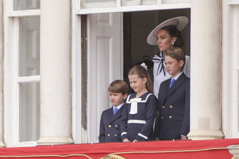 Kate Middleton junto a sus tres hijos. 