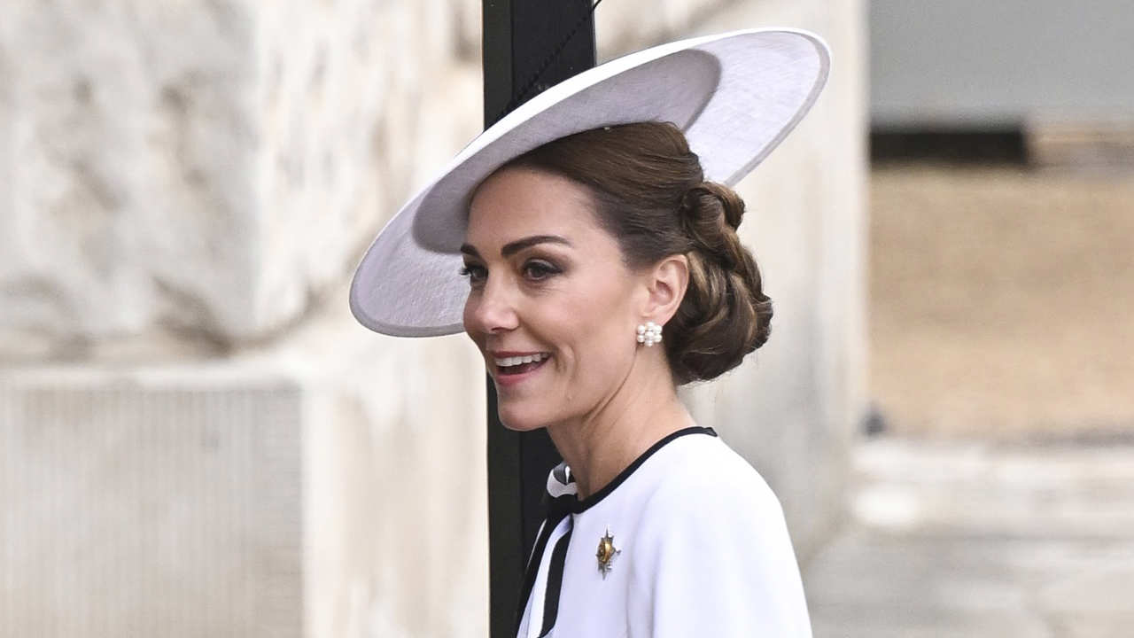 Kate Middleton reaparece en el Trooping The Colour 2024: de blanco impoluto y un tocado del sombrerero de las royals (Gtres)