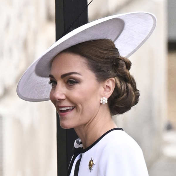 Kate Middleton reaparece en el Trooping The Colour 2024: de blanco impoluto y un tocado del sombrerero de las royals (Gtres)