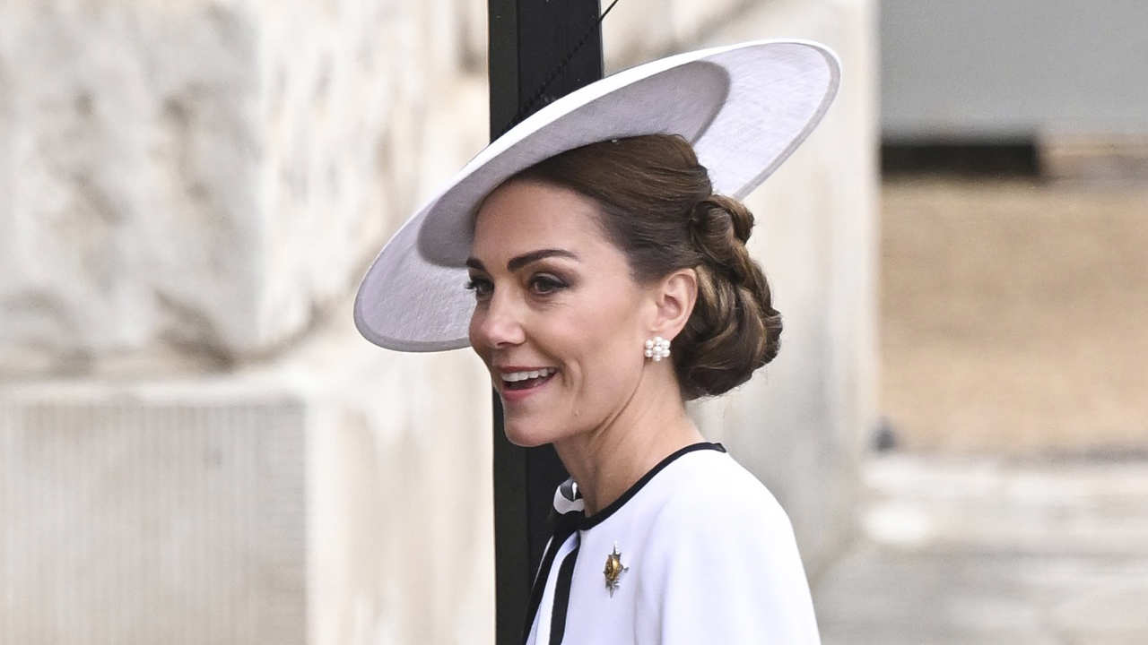 Kate Middleton reaparece en el Trooping The Colour 2024: de blanco impoluto y un tocado del sombrerero de las royals