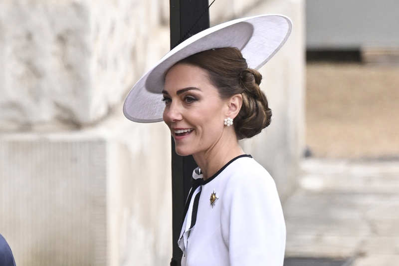 Kate Middleton reaparece en el Trooping The Colour 2024: de blanco impoluto y un tocado del sombrerero de las royals (Gtres)