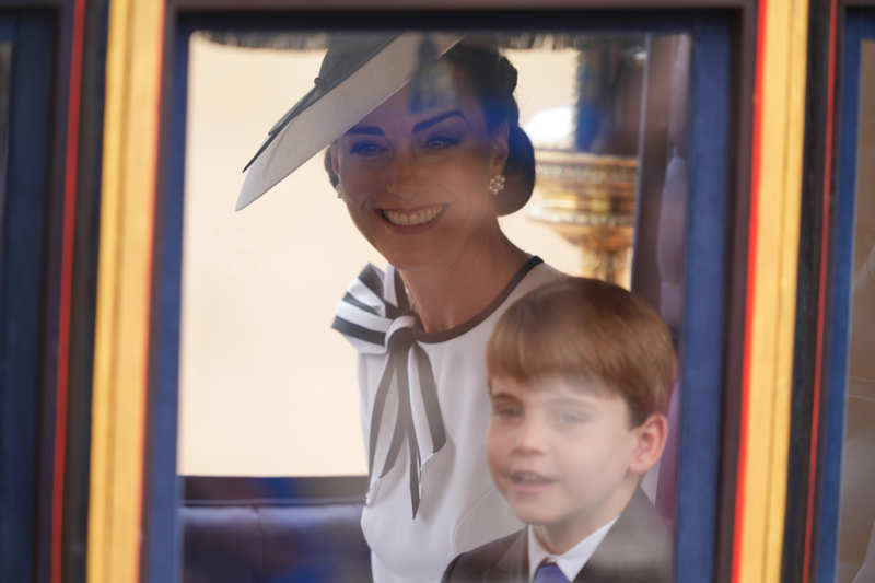 Kate Middleton sonriente durante el Trooping the Colour. 