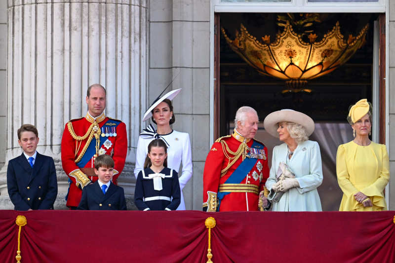 La familia real británica saluda durante el Trooping the colour. 