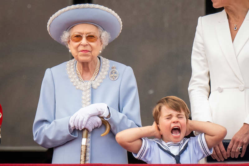 Los llamativos gestos con los que el príncipe Louis ya le robó el protagonismo a su abuela, la reina Isabel II