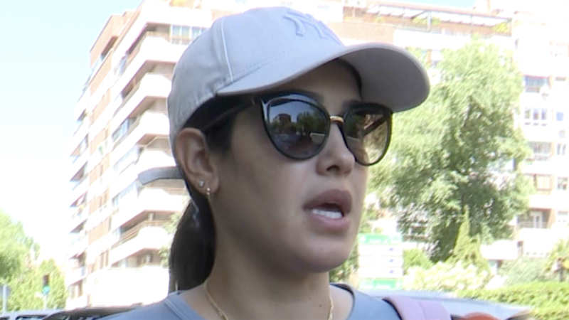 Gabriela Guillén con gorra y gafas de sol