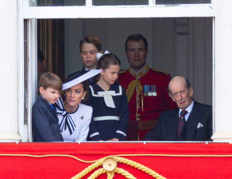 La princesa Charlotte, más madura que nunca, veló por todos los miembros de la casa real