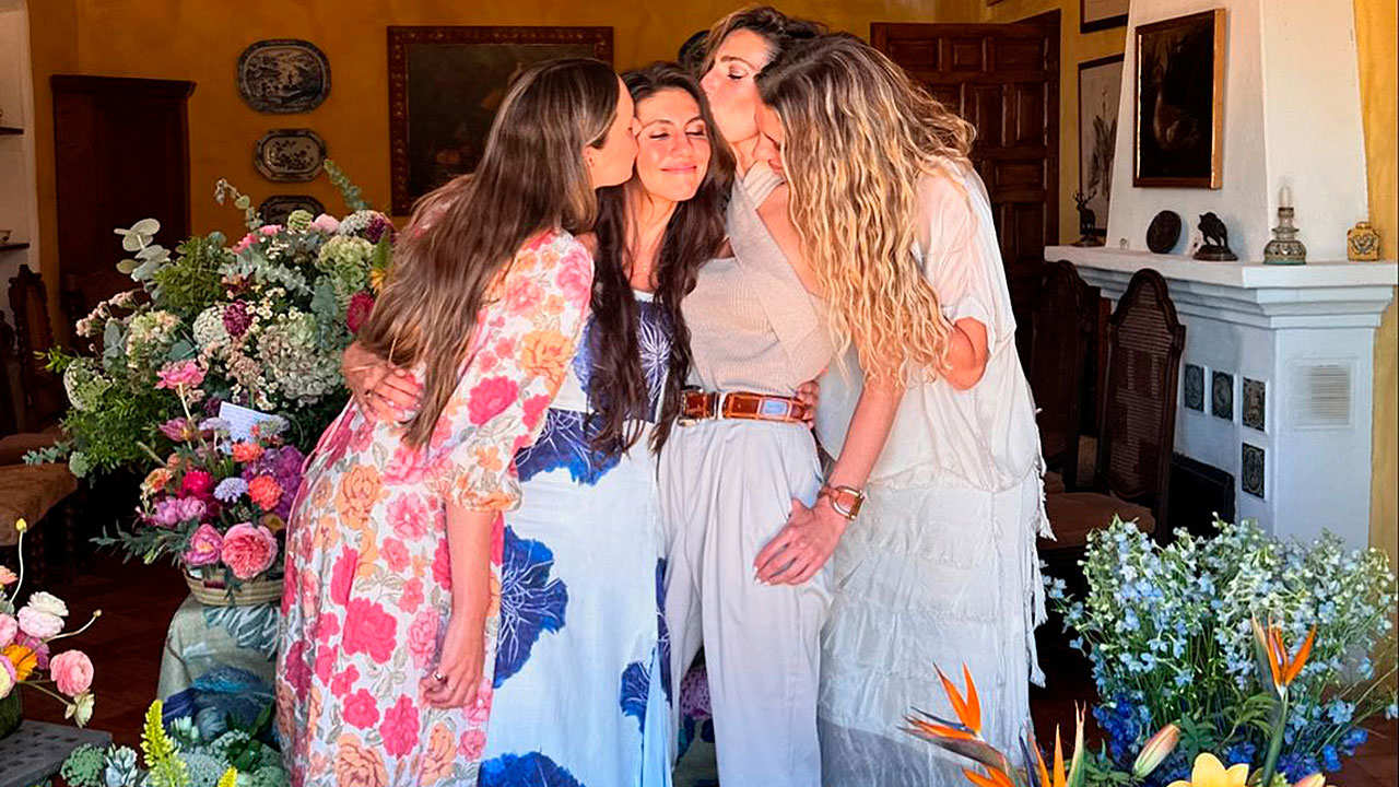 Ana Portillo junto a sus hermanas.