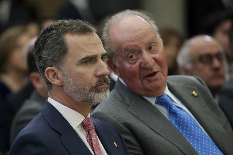 Felipe VI con Juan Carlos I en un acto en 2018