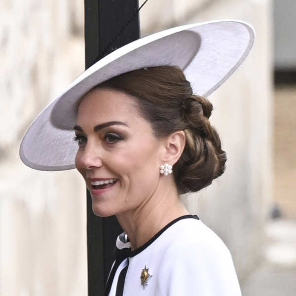 Kate Middleton reaparece en el Trooping The Colour 2024: de blanco impoluto y un tocado del sombrerero de las royals (Gtres)