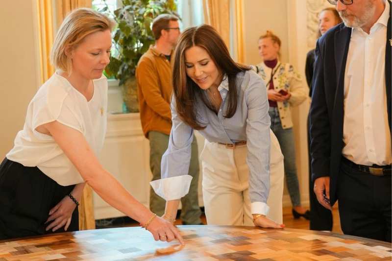 Mary de Dinamarca enfocada en la creación de una mesa para el Castillo de Fredensborg