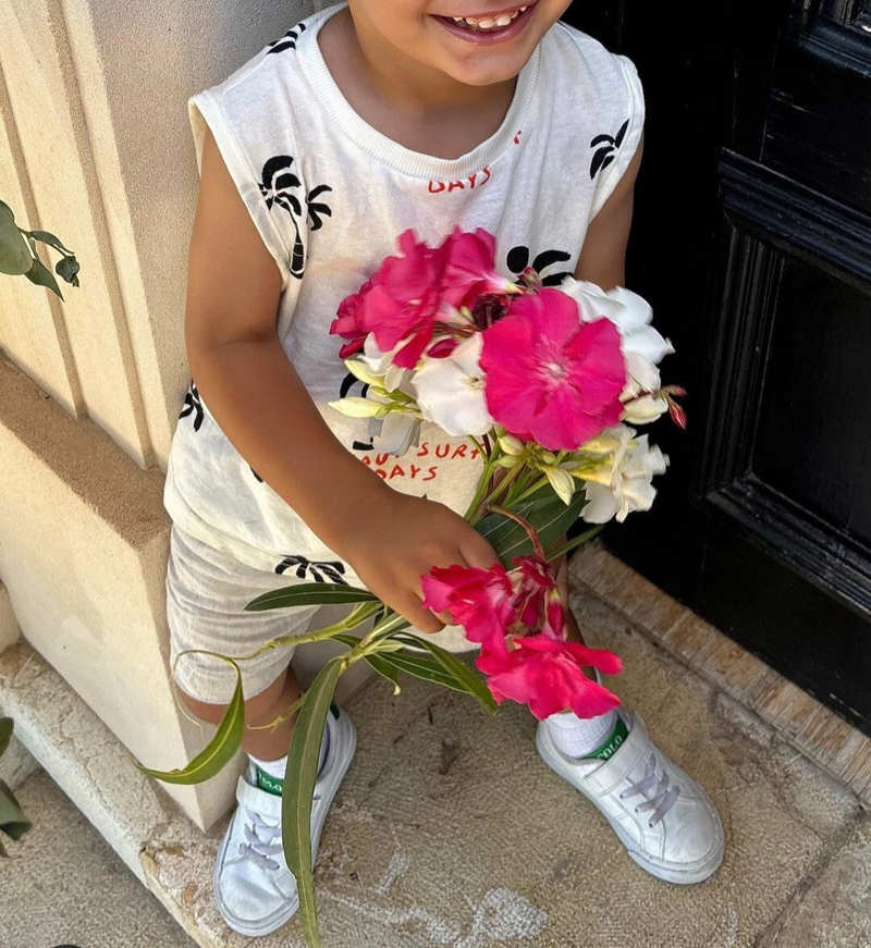 Foto del hijo de Carla Barber con las flores