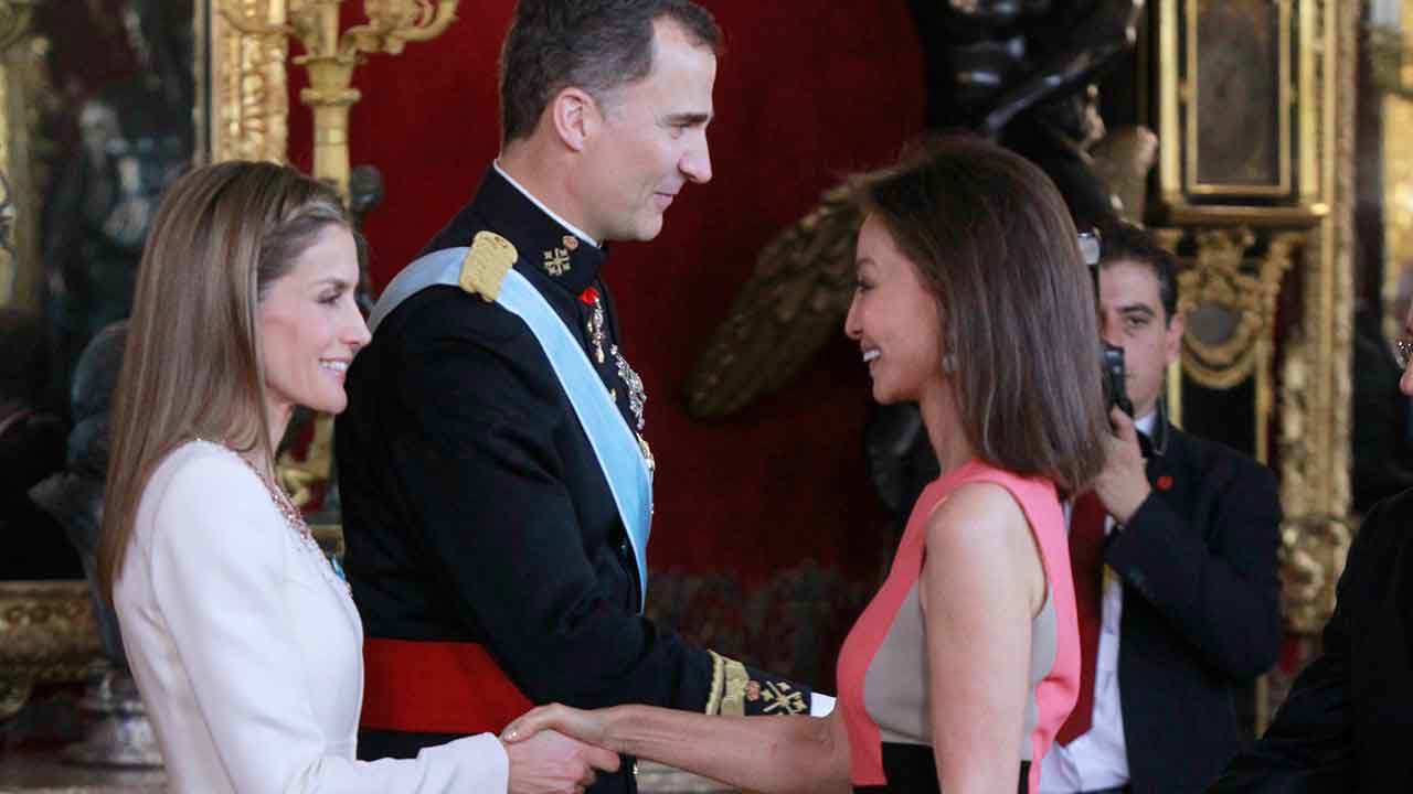 El día que Isabel Preysler eclipsó a la Reina Letizia en el Palacio Real: analizamos los mejores y peores looks de la proclamación