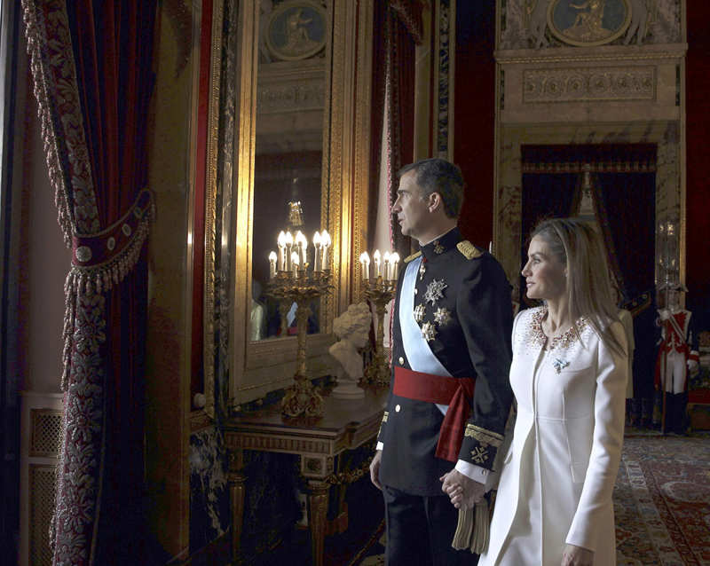 Los Reyes Felipe y Letizia, antes de salir al balcón del Palacio Real