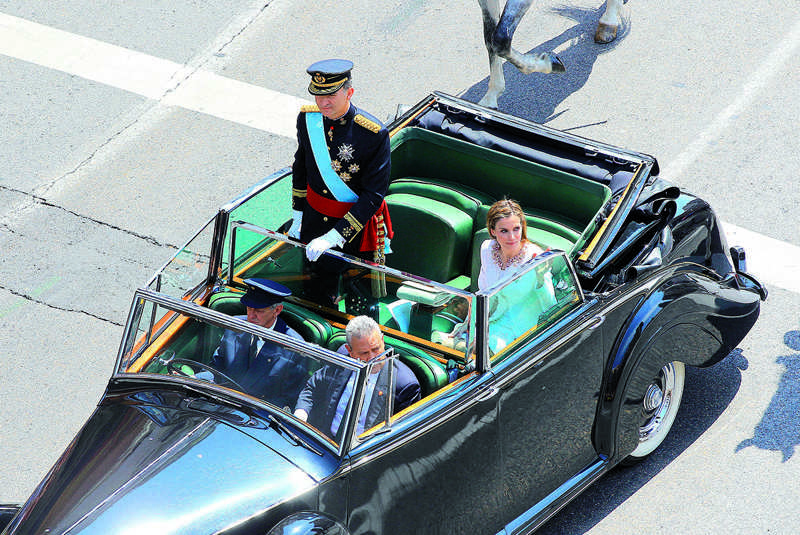 Los Reyes Felipe y Letizia, desfilando por Madrid en Rolls Royce