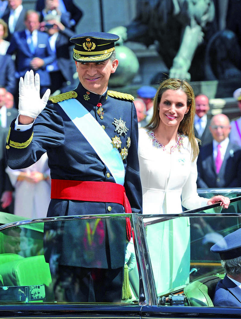Los Reyes Felipe y Letizia en el desfile por Madrid