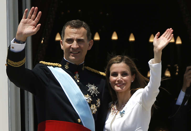 Los Reyes Felipe y Letizia saludando desde el Palacio Real como nuevos soberanos