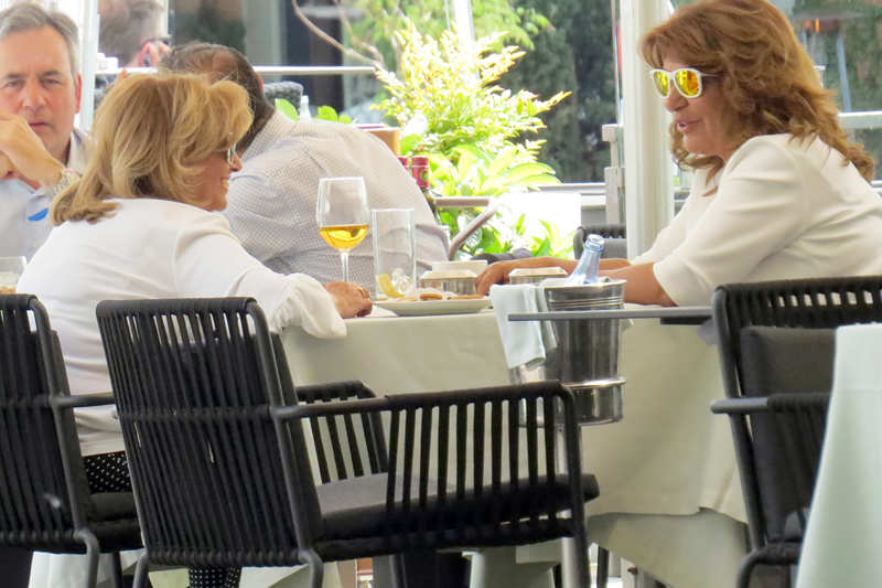 Meli Camacho y María Teresa Campos en un restaurante