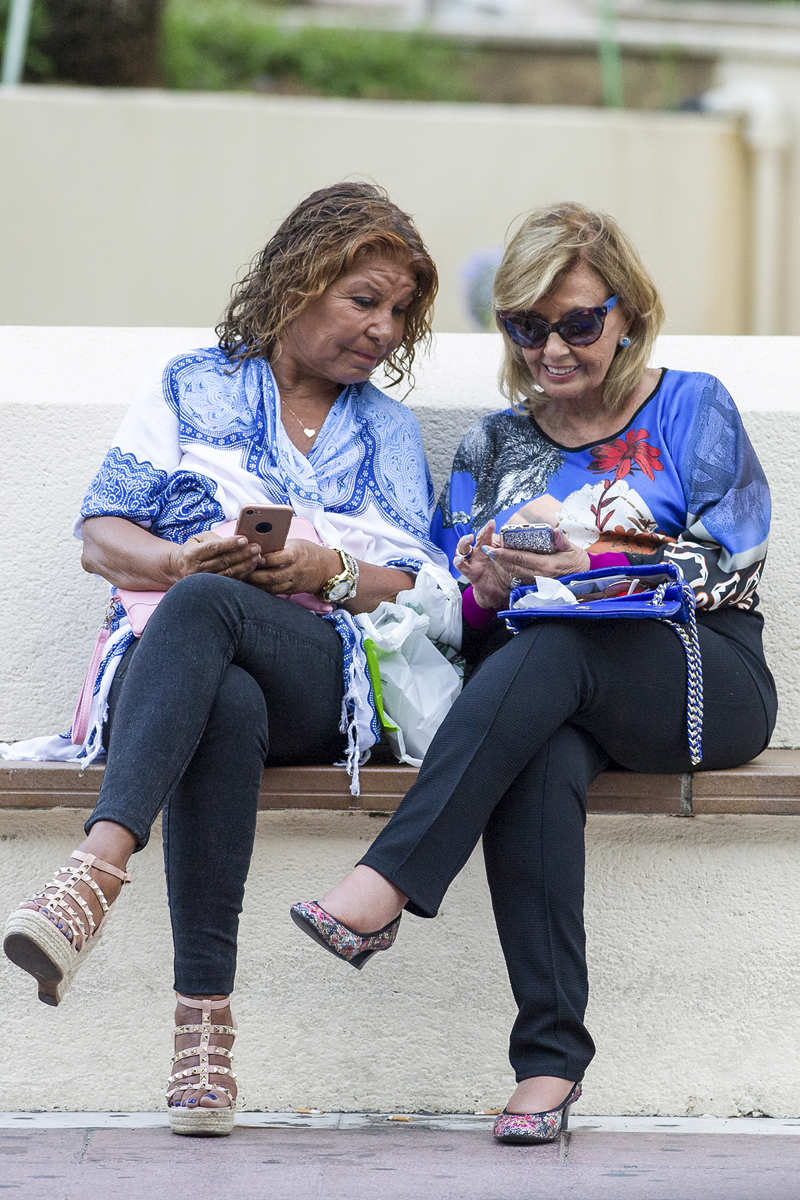 Meli Camacho y María Teresa Campos sentadas en un banco