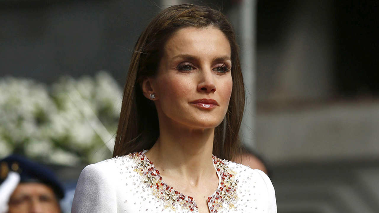 Cómo ha sobrevivido al paso del tiempo el traje de la Proclamación de la Reina Letizia, según un estilista