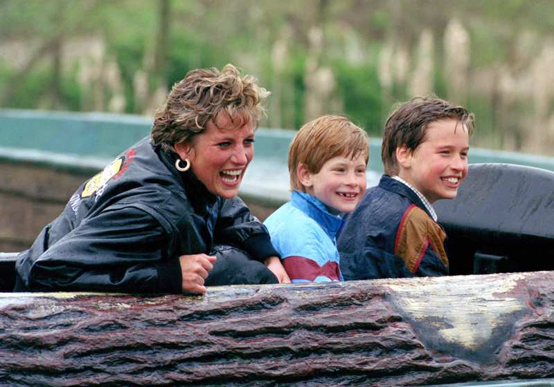 Guillermo junto a su hermano y su madre en un parque de atracciones en 1993