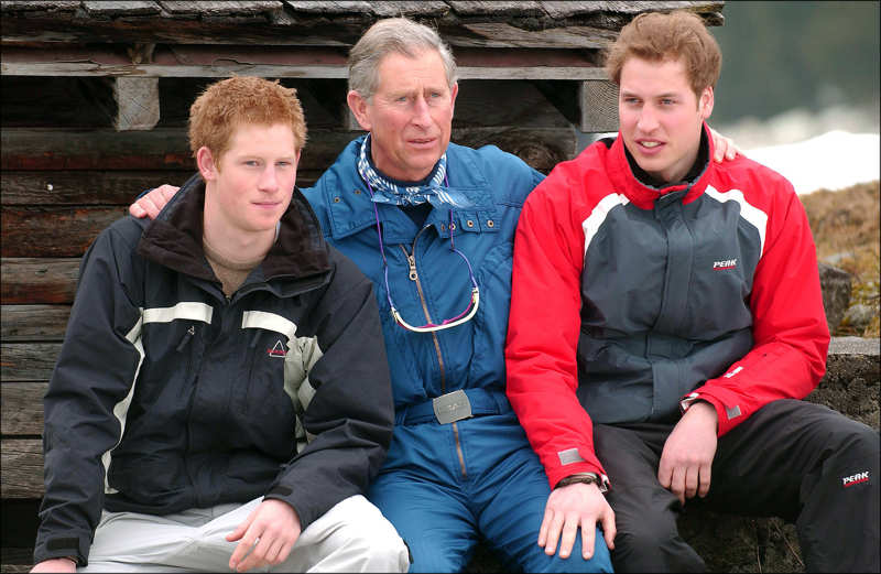 Guillermo junto a su padre y su hermano en unas vacaciones de invierno en Klosters en 2005