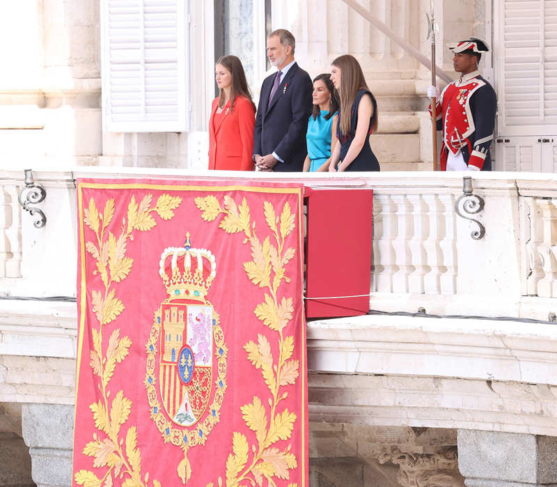 La Familia Real en el balcón del Palacio Real