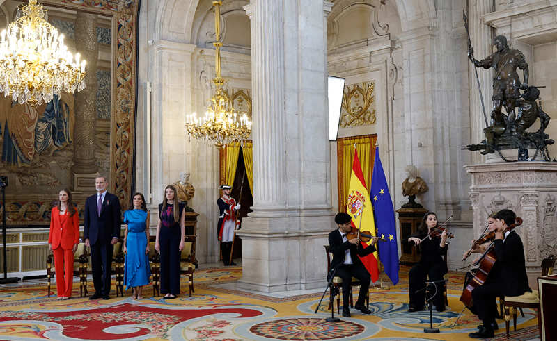 La Familia Real, en la entrega de las condecoraciones al Mérito Civil