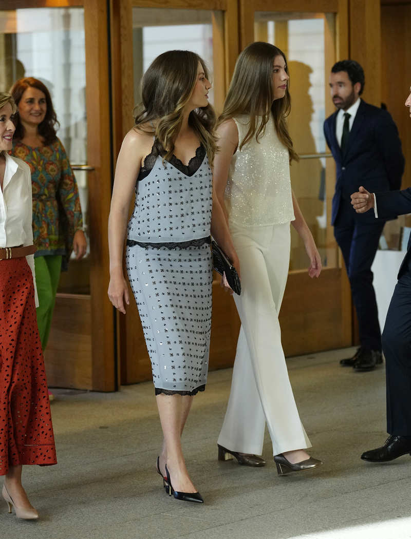 La Infanta Sofía y la Princesa Leonor llegando al acto oficial