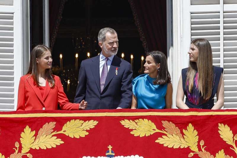 Los llamativos gestos de los Reyes y sus hijas en la Proclamación