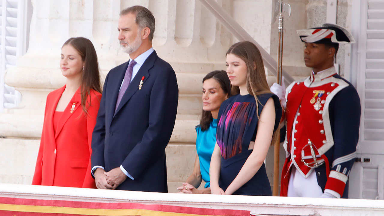 Los Reyes y sus hijas en el Palacio Real.