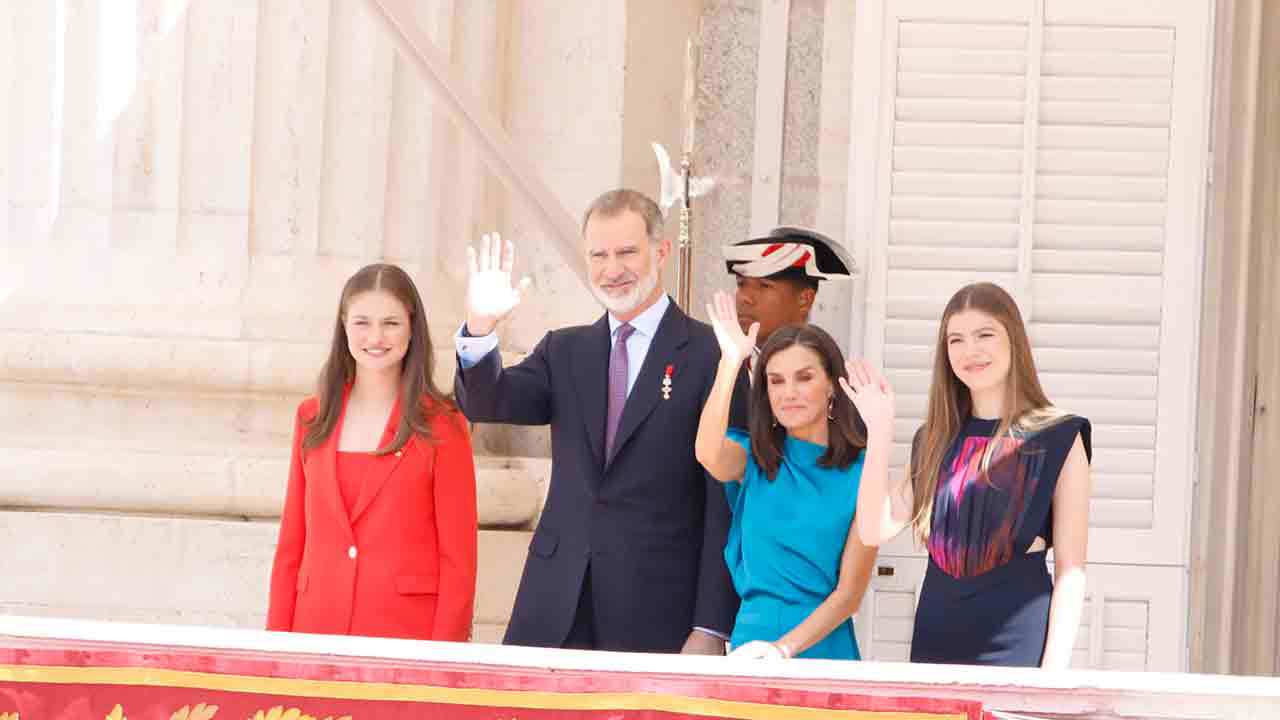 La Reina Letizia recicla el mejor look de invitada para el décimo aniversario de la proclamación y deja todo el protagonismo a sus hijas