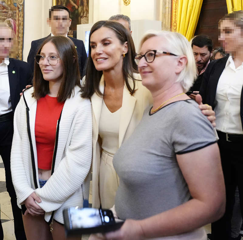 La Reina Letizia, haciéndose un 'selfie' con unas visitantes del Palacio Real