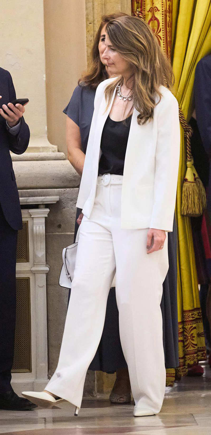 La secretaria de la Reina Letizia con traje blanco