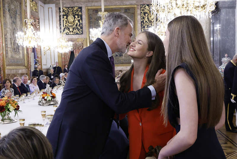 El Rey Felipe recibe el beso de sus 'niñas'