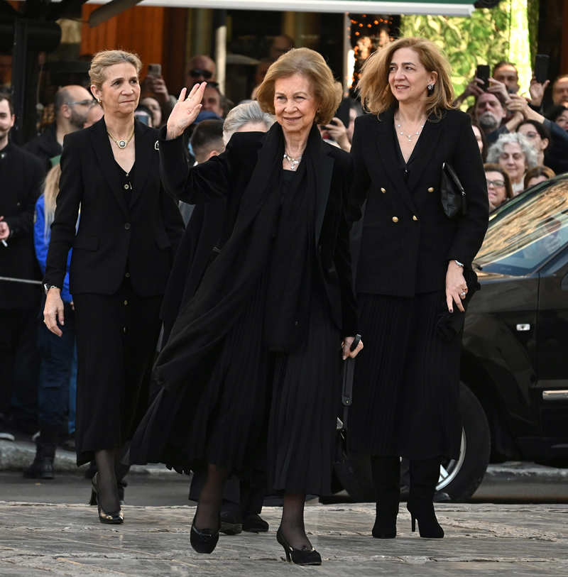 La Reina Sofía, con sus dos hijas en Atenas