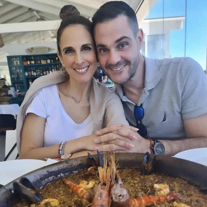 Nuria Fergó y Juan Pablo Lauro disfrutan de una paella